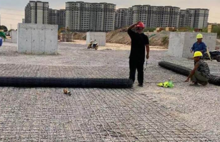 渔洋镇土工格栅铺设前地基要怎么处理？